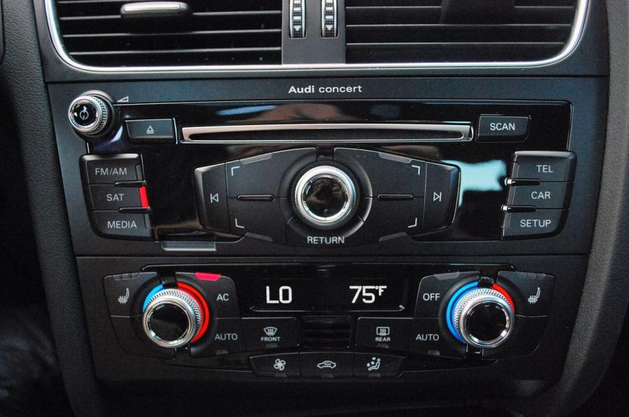Детали интерьера Audi A5 Coupe 2.0T 2012 года  (NA) (фото 16 из 52)
